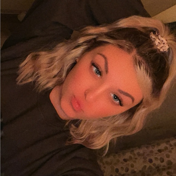 Meet your Posher(s) Ali, NovaLynn, Emmett, Dolly & Taz 🤍 - Picture 1 of 6